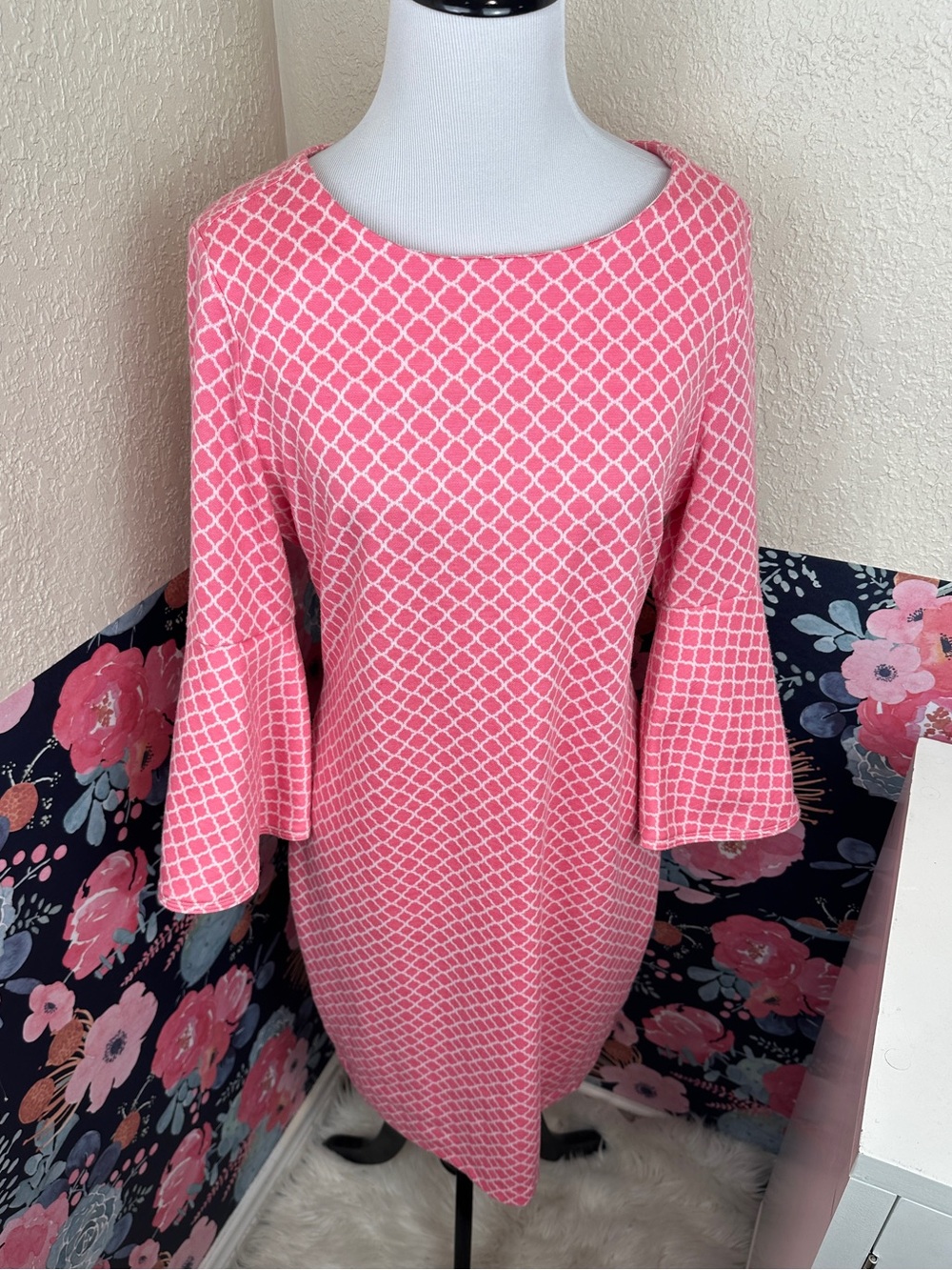 Tyler Boe Sherri Trefoil Pattern Knit Bell Sleeve Shift Dress Size Medium